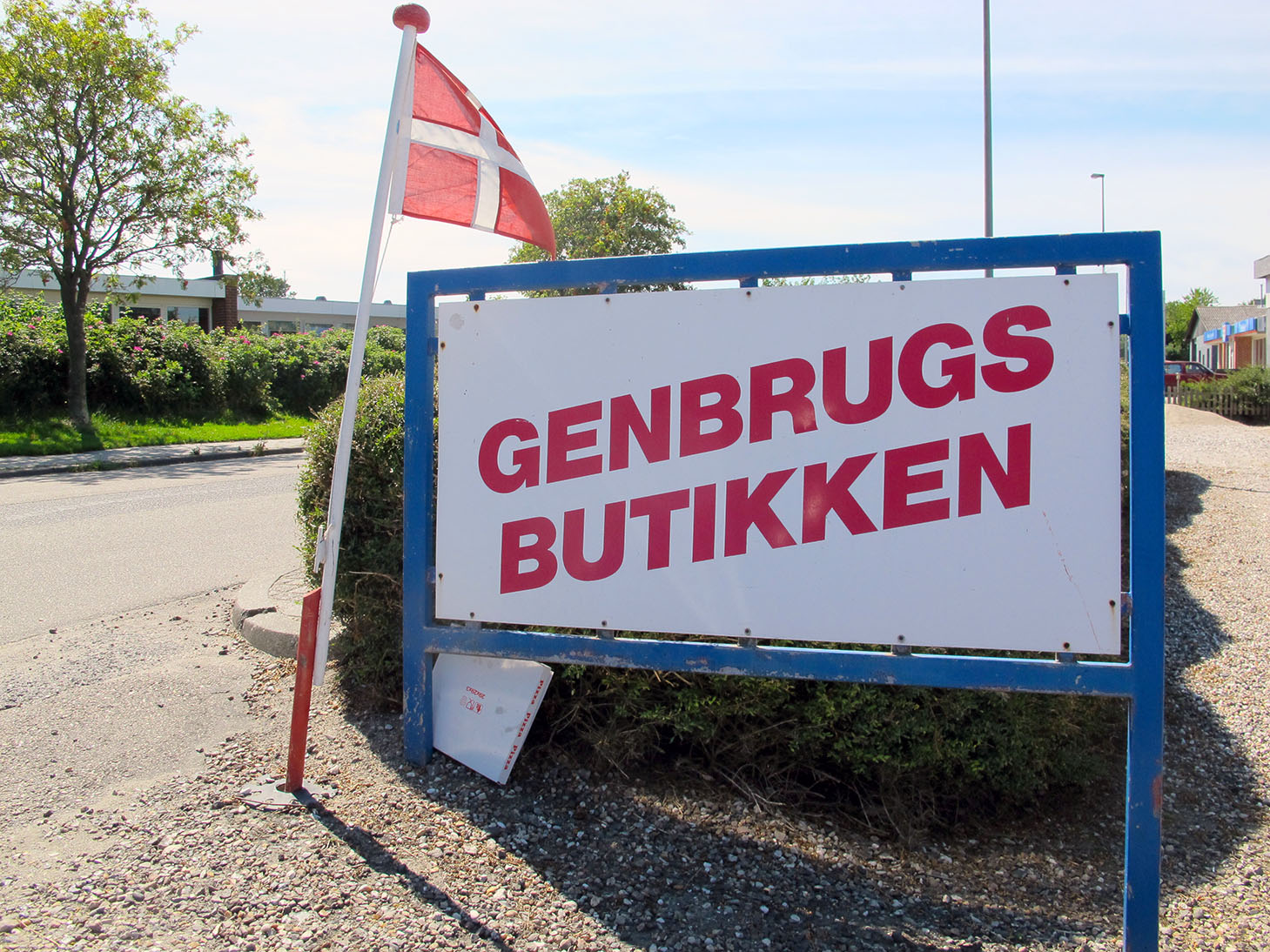 genbrugsbutikkens vejskilt