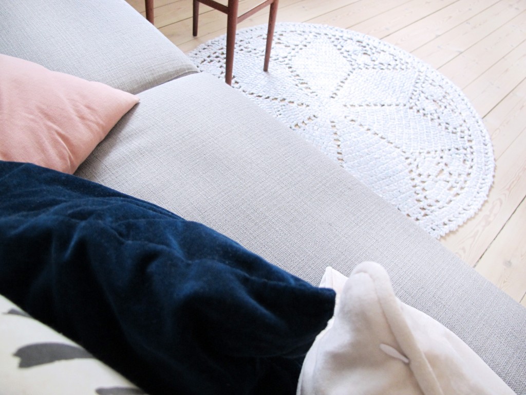 stue indretning med hjemmelavet tæppe